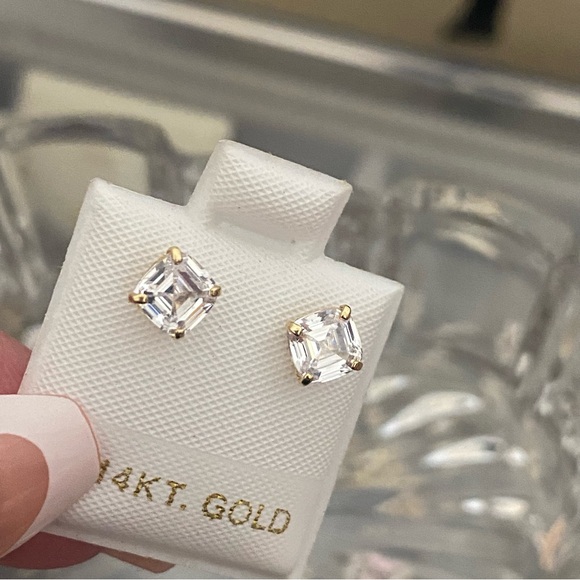 BRAND NEW! 14k Yellow Gold Asscher Cut CZ Stud Earrings - Picture 4 of 5